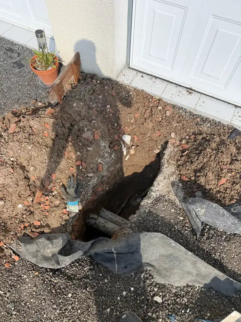 Ouverture ciblée dans l'allée, canalisation dégagée au point de fuite